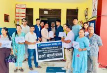 विज्ञापन सरकारी संचारमाध्यममा मात्र प्रसार गर्ने सरकारको निर्णय विरुद्ध पर्वतमा धर्ना